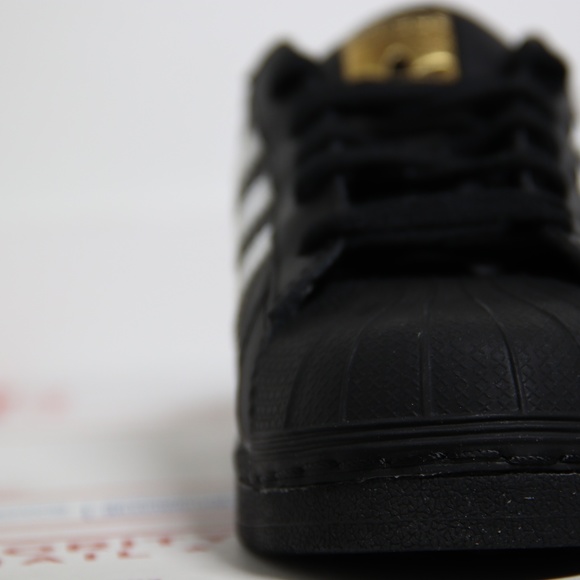 Adidas  Black / White Superstar Shell-Toe Low Tops - Picture 4 of 7